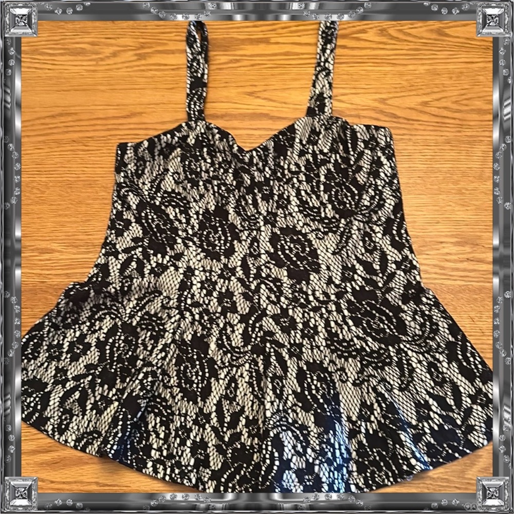 Top ladies stretchy lace lined black and cream color flowy bottom Sz 3